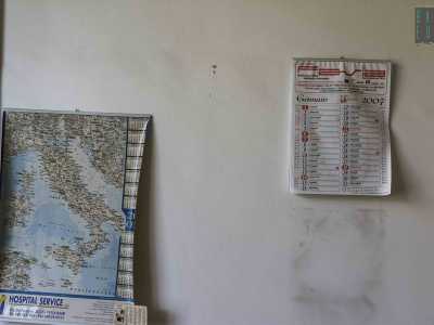 ...spicca un calendario del 2007, testimonianza di come da queste parti il tempo si sia fermato